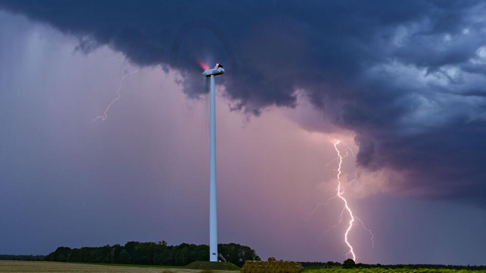 Gewitter nahe eines Windrades