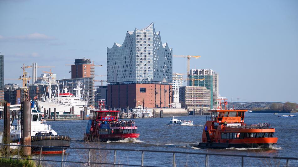 Hafenfähren vor der Elbphilharmonie