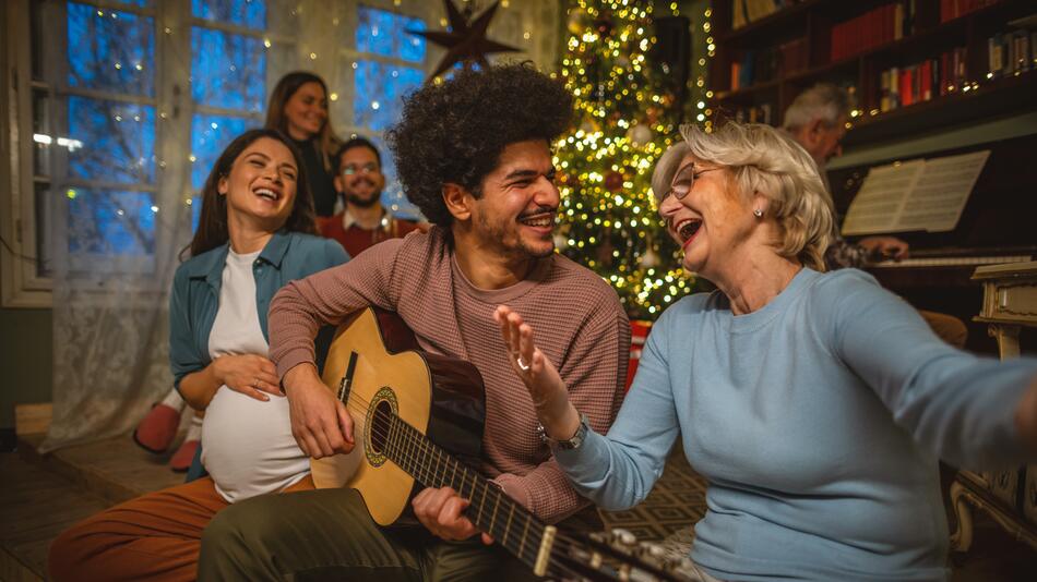 Familie singt gemeinsam Weihnachtslieder