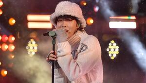 J-Hope sang bei der BTS Festa gemeinsam mit zwei seiner Bandkollegen.