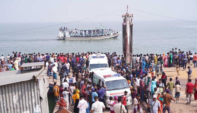 Bus stürzt in Bangladesch ins Wasser