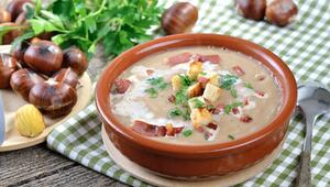Dieses Rezept verwandelt Maronen in eine herrlich samtige Suppe.