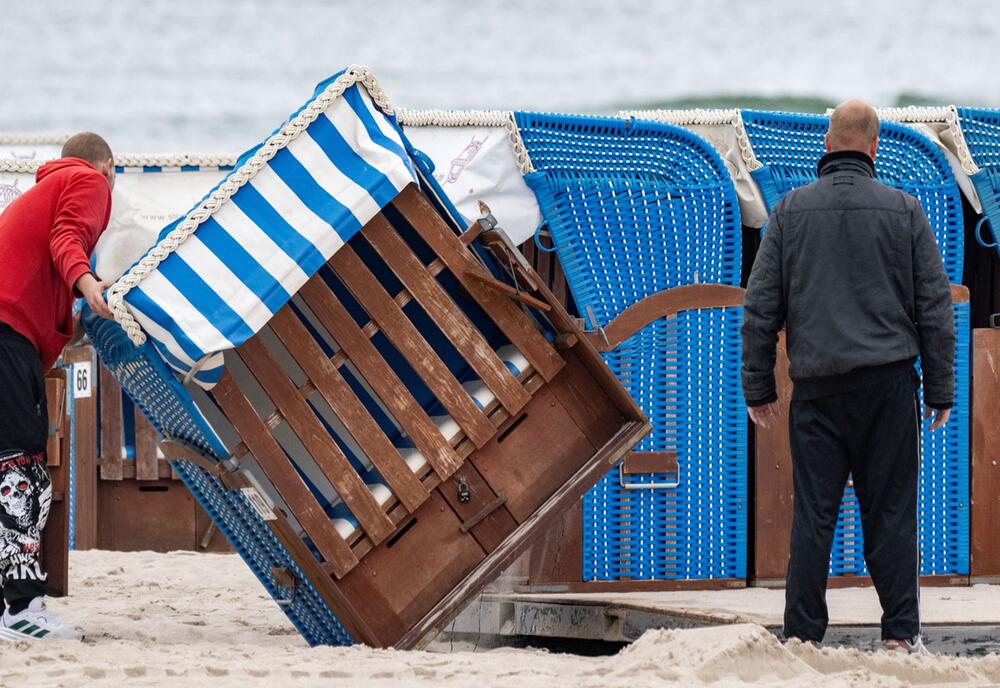 Letzte Strandkörbe werden am Strand von Warnemünde abgebaut