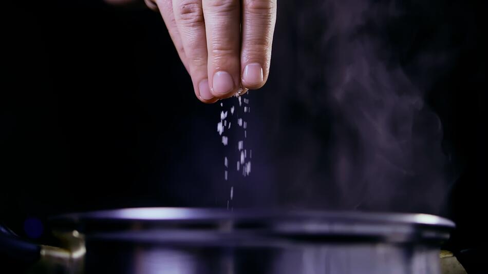 Nudeln kochen: Wann kommt das Salz ins Wasser?