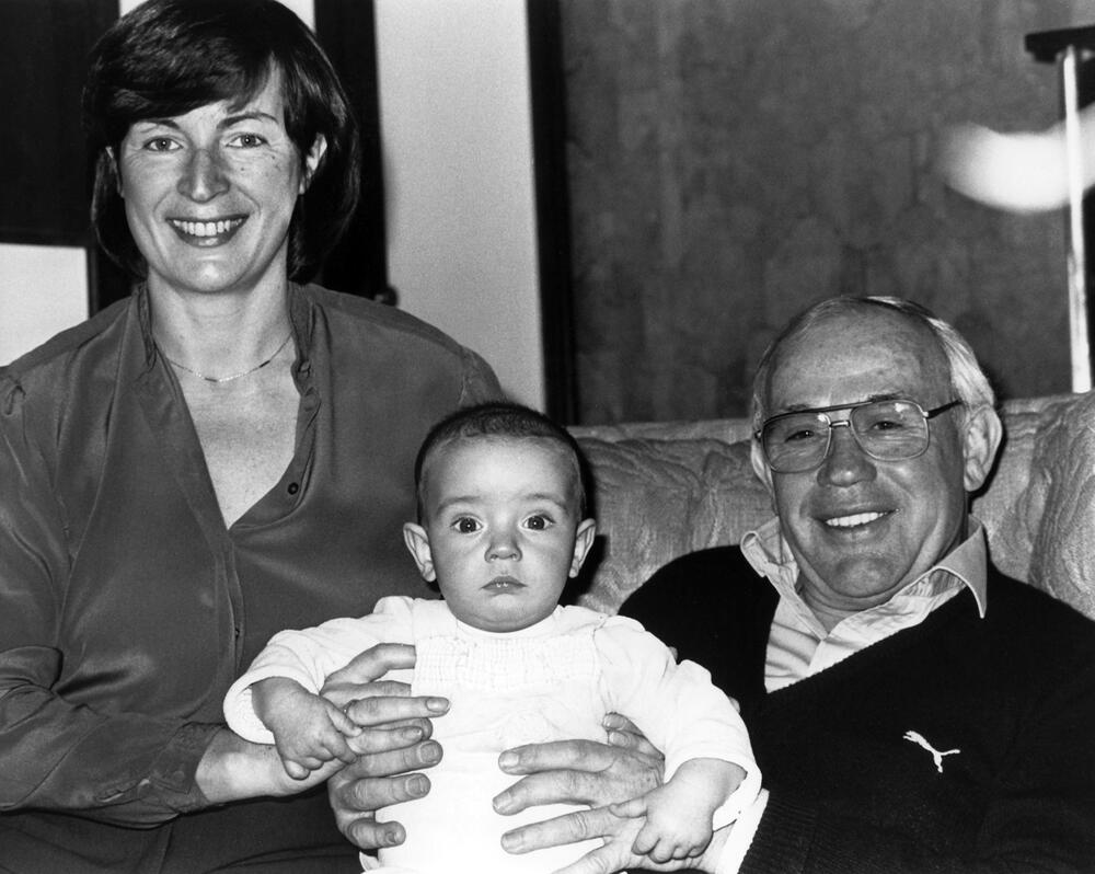 Am 6. April 1982 zeigt sich Hennes Weisweiler daheim in Zürich mit Frau Gisela und Sohn John