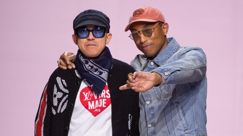 Nigō (l.) und Pharrell Williams (r.) bei der Eröffnung der Fashion Week in Paris.