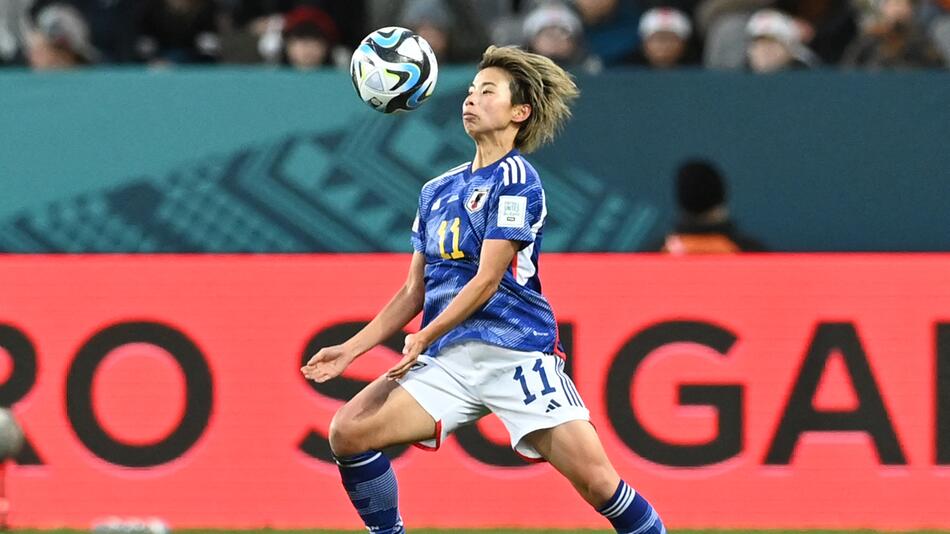 Die Japanerin Mina Tanaka kontrolliert den Ball im Spiel gegen Costa Rica