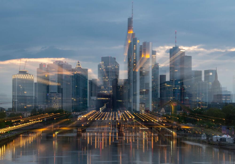 Dunkle Wolken über der Bankenskyline