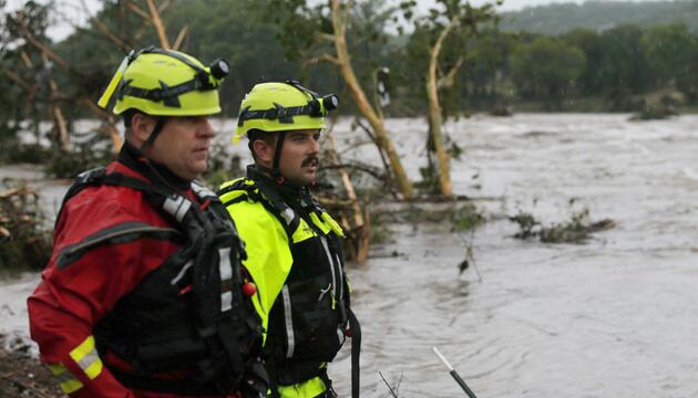 Mitarbeiter der Feuerwehr nach Flut in Texas im Einsatz