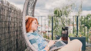 Eine Frau arbeitet auf einer Terrasse im Homeoffice