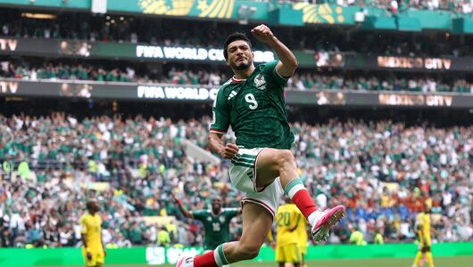 Raul Jimenez trifft zum 2:0 gegen Südafrika.