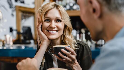 Frau und Mann beim Date