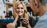 Frau und Mann beim Date