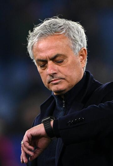 José Mourinho schaut auf die Uhr