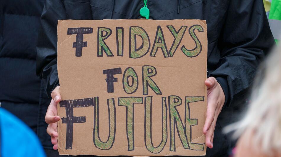 Kundgebungsteilnehmer mit Schild "Fridays for Future"
