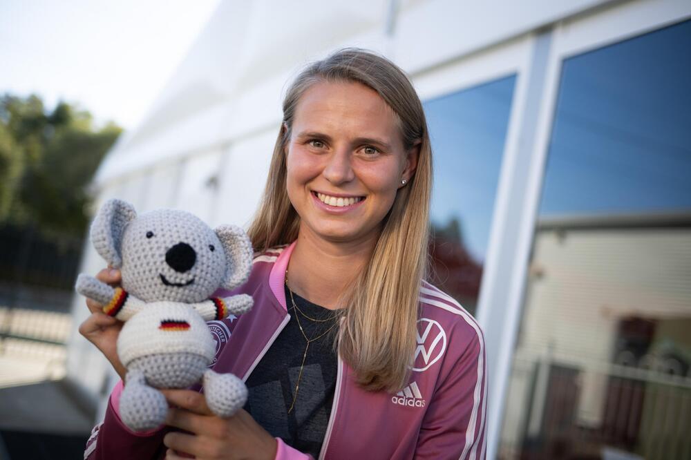 Vor der WM 2023 präsentiert Klara Bühl ihren Häkel-Koala Waru