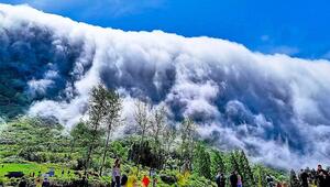 Faszinierender „Wolkenwasserfall“: Naturschauspiel lässt Atem stocken