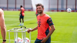 Kurz vor Beginn der neuen Bundesliga-Saison trainiert Thomas Müller weiter beim FC Bayern. 