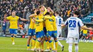 Eintracht Braunschweig bezwang Schalke 2:1.