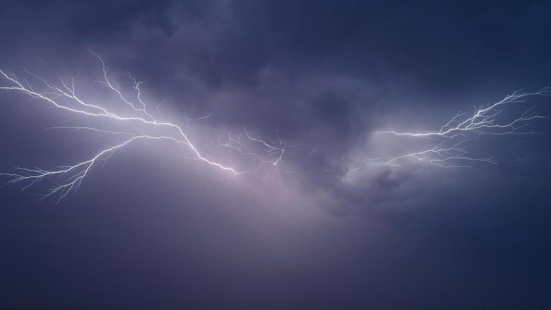 Gewitter mit Blitz am Himmel