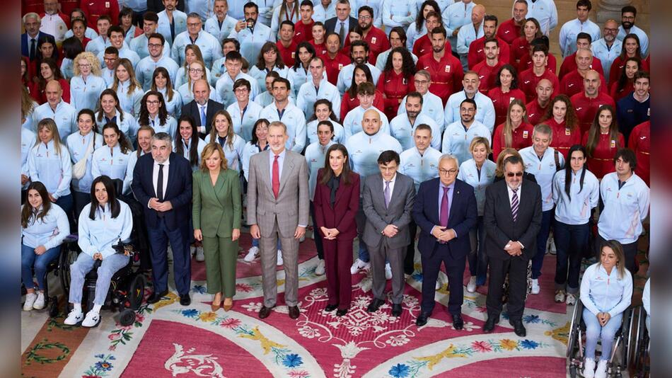 Felipe (hellgrauer Anzug) und Letizia (in Burgunderrot) mit den Sportlerinnen und Sportlern in ...