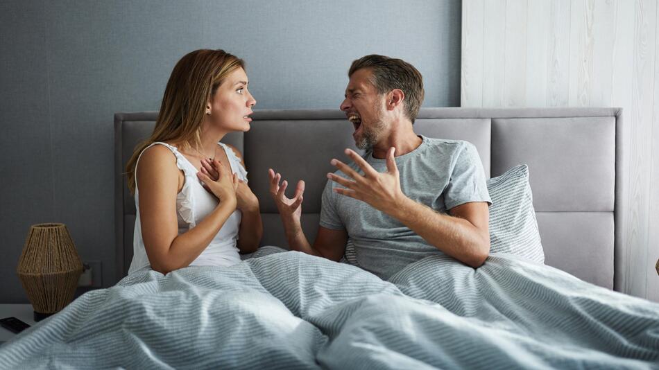 streitendes Paar im Bett