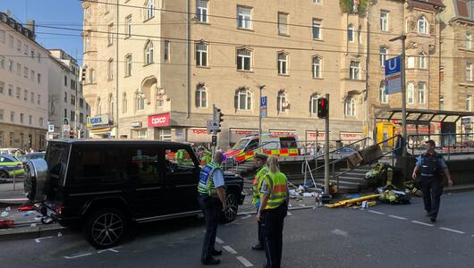 Auto fährt in Personengruppe