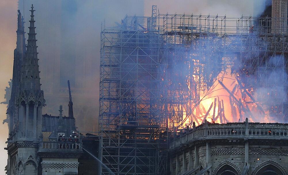 Pariser Kathedrale Notre-Dame steht in Flammen