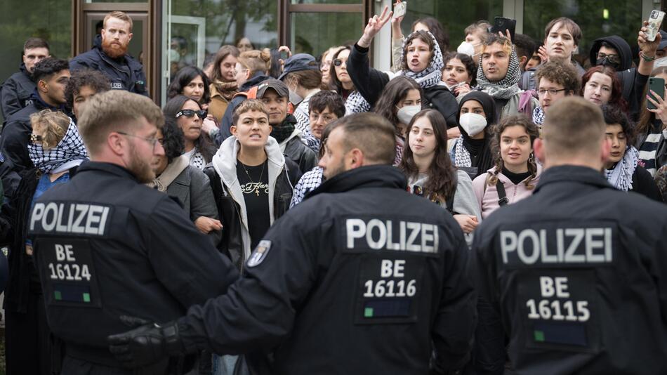 Demonstranten vor Polizeibeamten