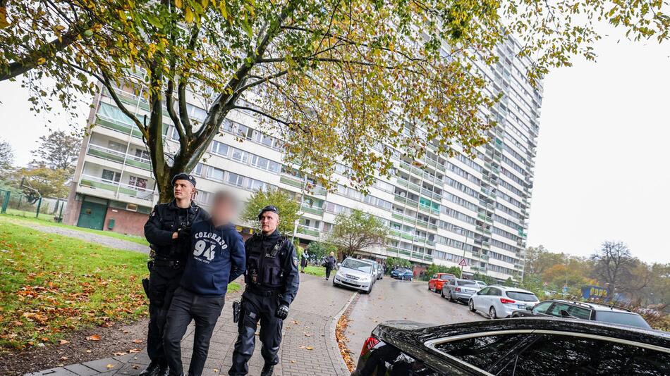 Meldekontrolle durch verschiedene Behörden am Problem-Hochhaus