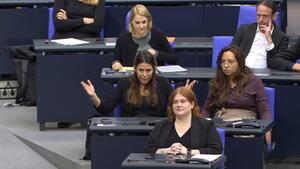 Linke Abgeordnete verlässt lautstark den Saal