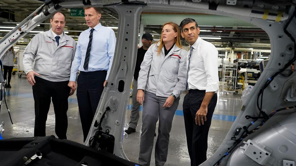Britischer Premierminister besucht Nissan-Werk