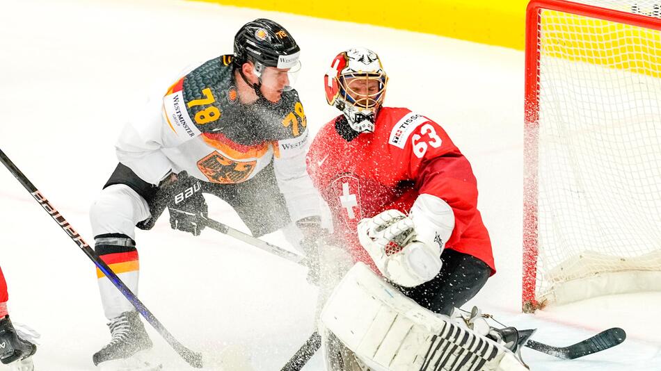 Nico Sturm setzt im Viertelfinale der Eishockey-WM den Schweizer Leonardo Genroni unter Druck