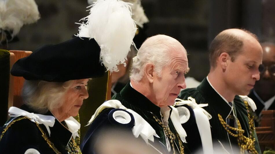 Königin Camilla, König Charles und Thronfolger Prinz William am Mittwoch in Edinburgh.