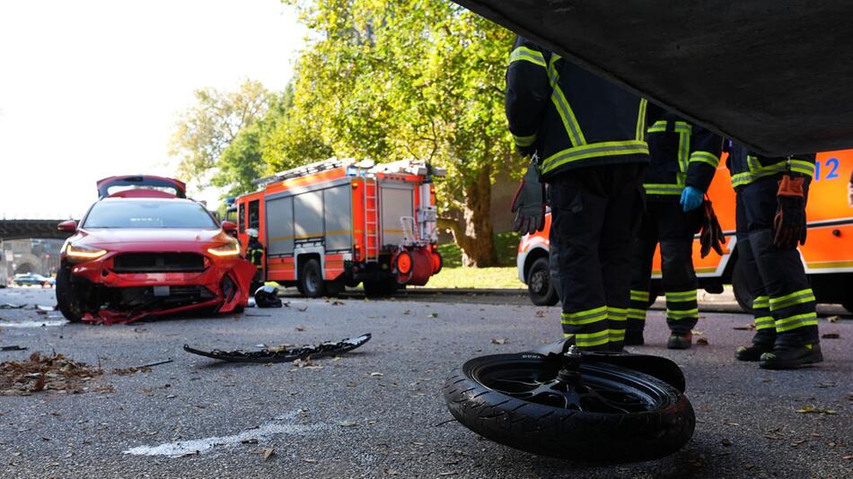 Schwerer Verkehrsunfall mit Motorradfahrer