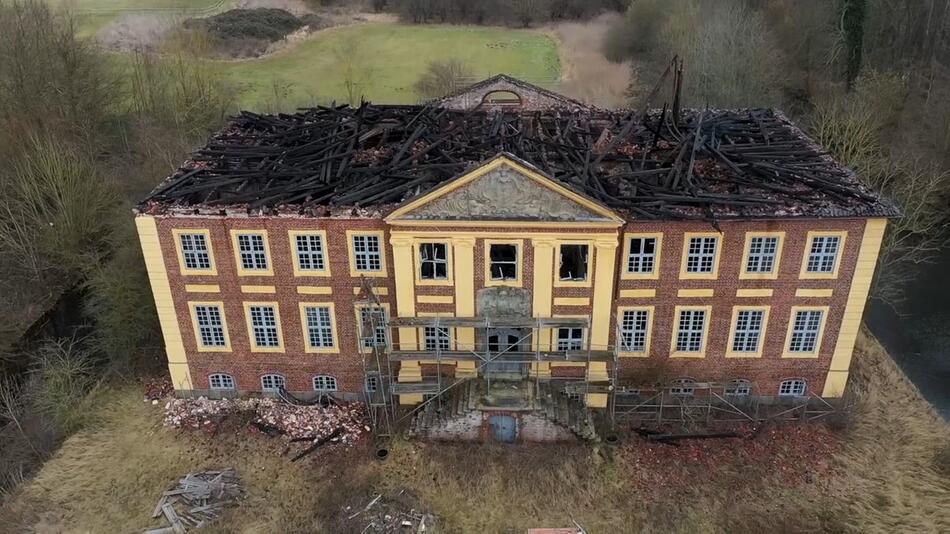 Nach Großbrand: Schloss Johannstorf nur noch Ruine – Brandstiftung vermutet
