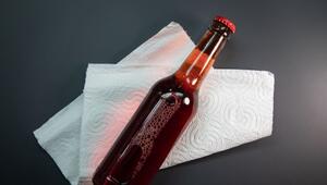 Eine Flasche liegt auf einem Küchenkrepp