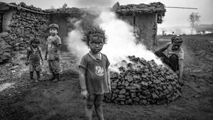 Kleine Kinder vor brennender Kohle