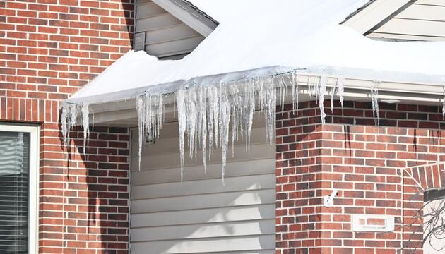 Eiszapfen hängen vom Dach