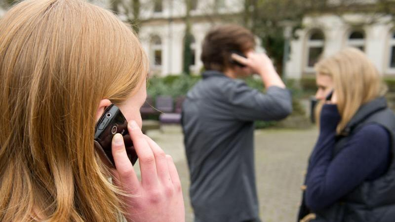 Schüler telefonieren