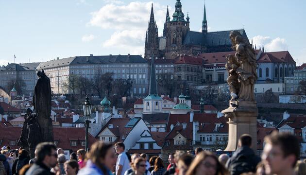 Touristen gehen über die Karlsbrücke