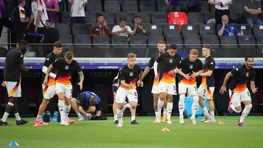 Die DFB-Startelf macht sich vor dem EM-Spiel gegen die Schweiz warm.