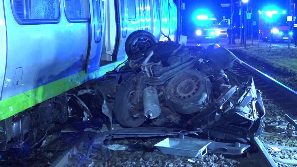 Schwerverletzter bei Unfall zwischen Auto und Straßenbahn