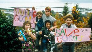 Die vier Kinderstars aus "Die Goonies" nebst Hollywoodstar Josh Brolin, der zu diesem Zeitpunkt ...
