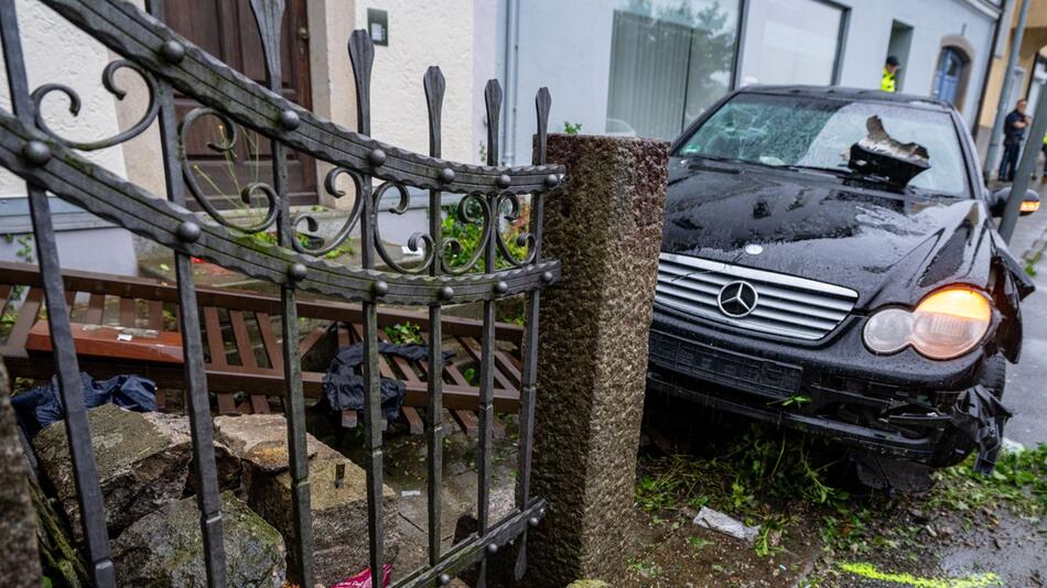 Mann fährt in Passau mit Auto in Menschengruppe