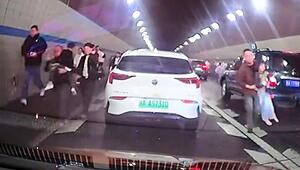 Panik in Tunnel: Autofahrer fliehen vor Feuer in China