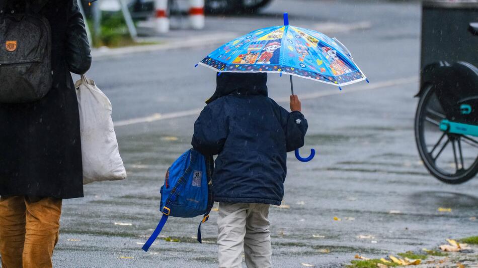 Kind mit Regenschirm