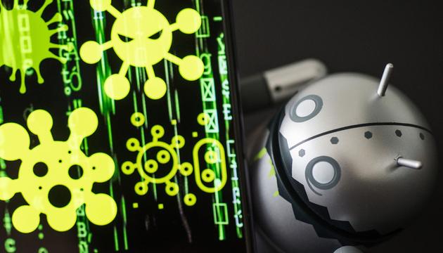 Eine Android-Figur erscheint hinter einem Smartphone