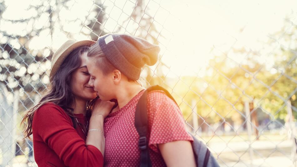 Lesbisches junges Paar im Park