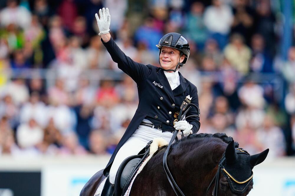 Isabell Werth winkt nach ihrem Ritt auf Wendy in Aachen beim CHIO ins Publikum